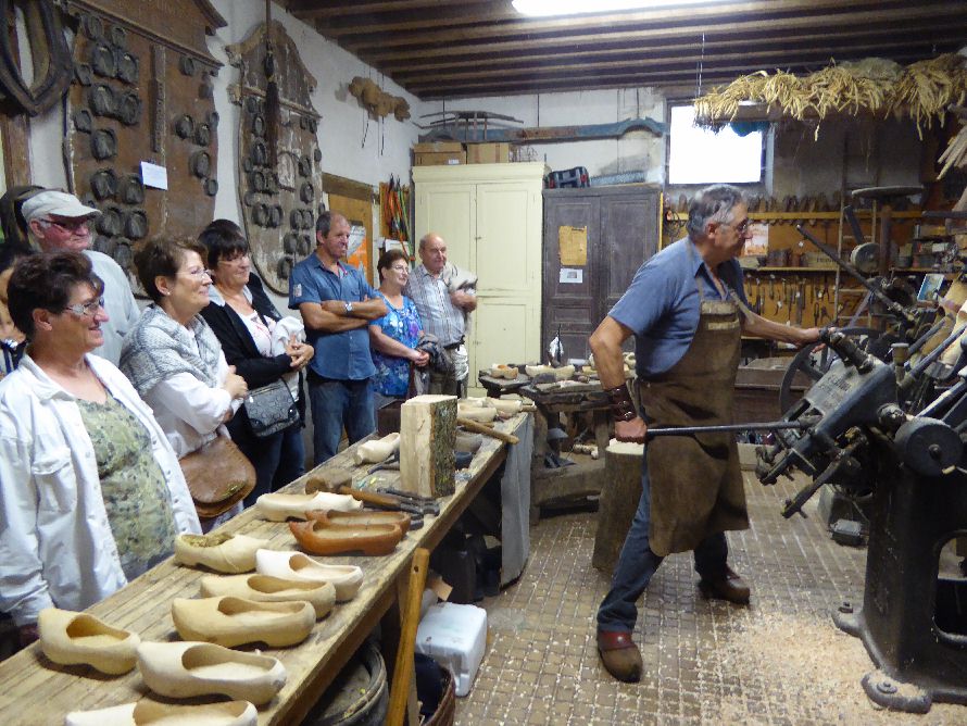 Jean-Claude Chaumeau, ancien sabotier, à la creuseuse